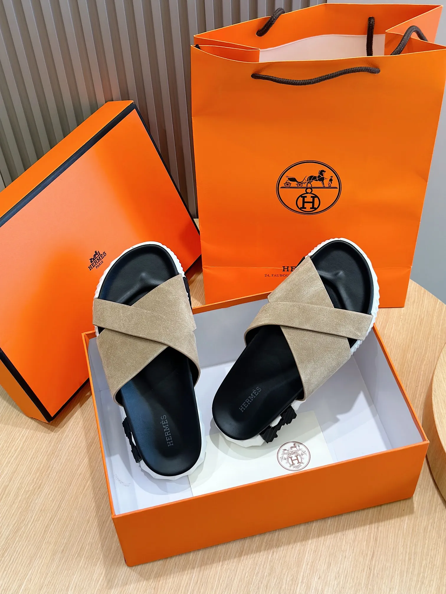 [HERMÈS] Top men's shoes 💰: 340💰 Size: 39-44 (38.45 46 custom-made) Herme*H Home Hermès Men's Sandals and Slippers - Original Replica Purchase the original version and make it one to one, the outsole is privately modeled, and the outsole color corresponding to each color is the same as the original version. Come to those who know the stuff 💪 The ultra-light soles are designed in contrasting colors, and they feel so comfortable on your feet! Calfskin, cowhide feet, private mold outsole.
